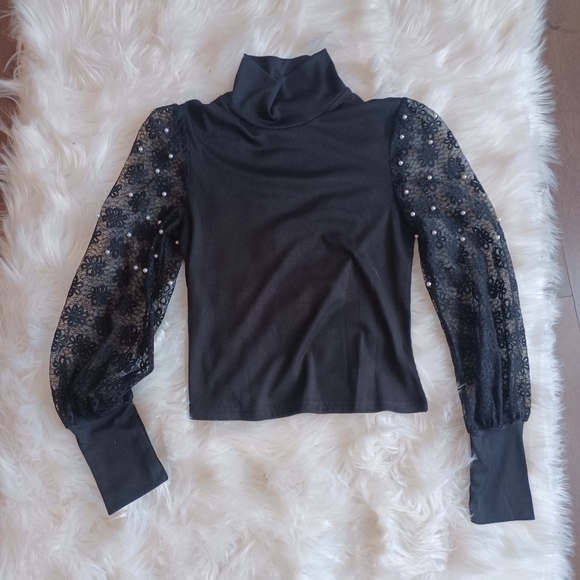 💰3/$30Black detailed lace & pear top - Picture 3 of 5